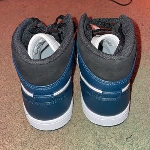 JORDAN 1 MID ARMORY NAVY $130